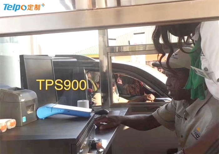 赞比亚总统伦古体验天波智能POS机TPS900在高速收费应用.jpg