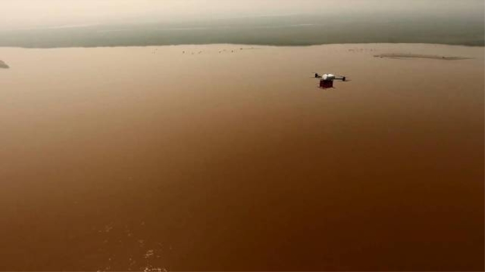 一架物流无人机飞越在黄河上.jpg