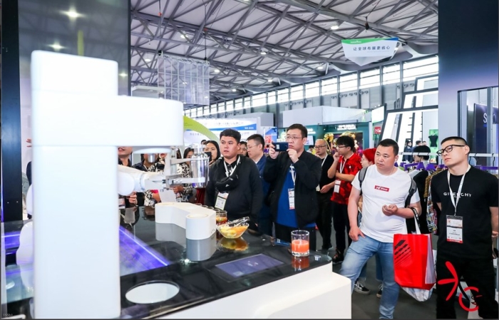 上海国际零售设计与设备展，观众体验新技术.jpg