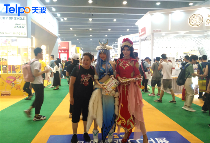 展会上邀请许多cosplayer坐阵（水印）.png