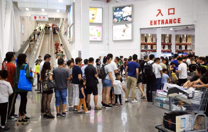 Costco上海店开业当天人满为患。来源：中新社.png