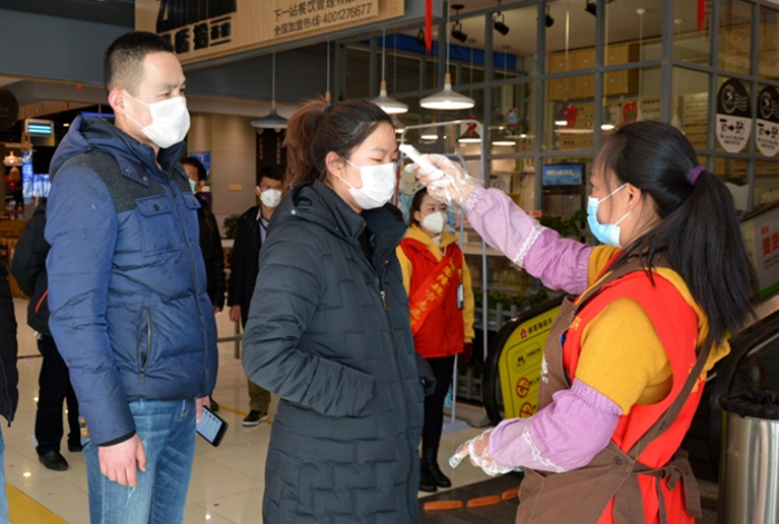 市民要测温才能进入市场.png