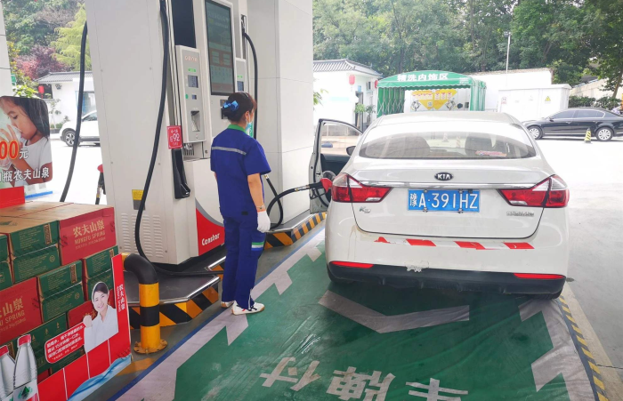 部分地区加油站引入刷脸支付设备.png