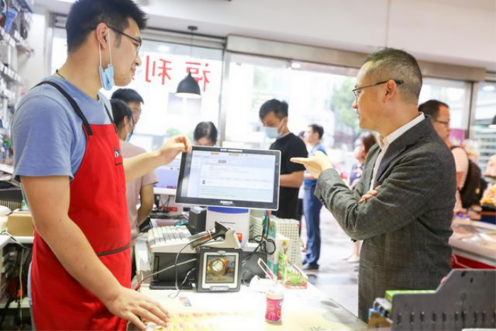零售通小店使用的智能收银机.png