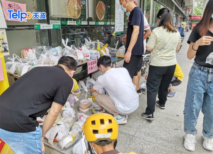 堆放在办公园区门口的外卖 .jpg