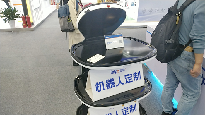 机器人送名片.jpg