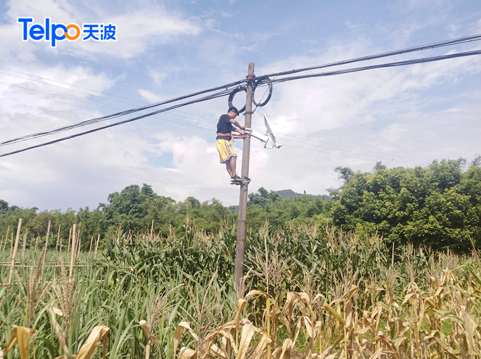 技术人员安装天波户外监控摄像头V60.jpg
