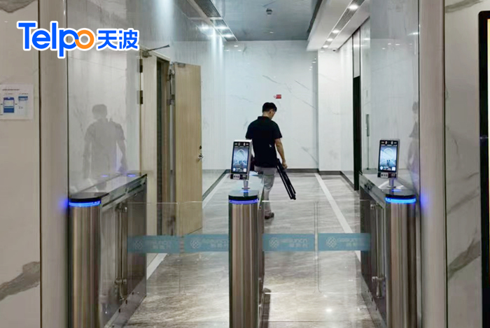 高新兴使用的天波人脸识别门禁考勤一体机TPS980.jpg