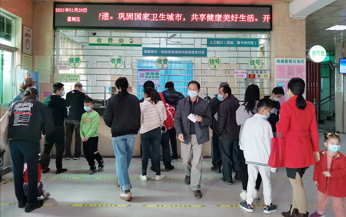 医院缴费窗口经常出现排队
